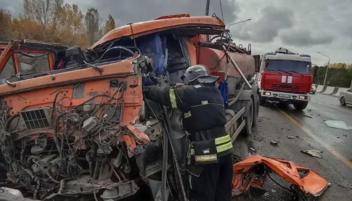 Появилось видео с моментом массового ДТП с бензовозом на Правобережном тракте