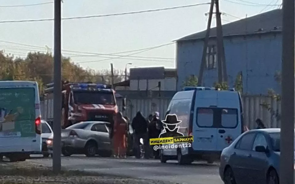 Легковушки жестко столкнулись на проспекте Космонавтов в Барнауле