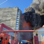 Страшный пожар охватил мебельное производство в Барнауле. Фото и видео