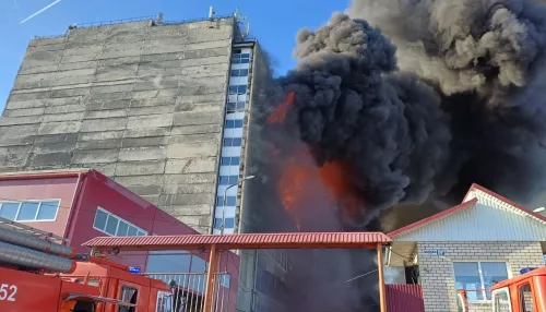 Страшный пожар охватил мебельное производство в Барнауле. Фото и видео