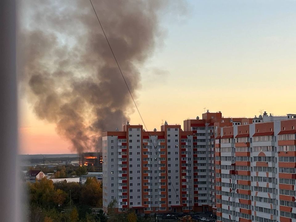 Пожар на мебельном комбинате в Барнауле