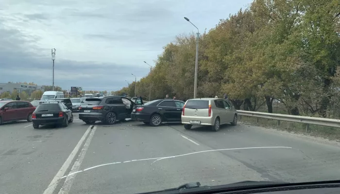 Массовое ДТП перегородило Павловский тракт в Барнауле