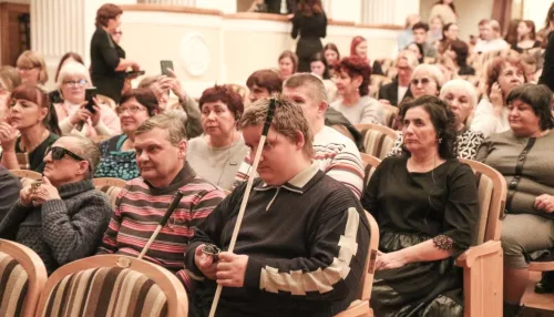 Увидеть голос: как незрячие люди смотрят спектакли в Барнауле и кто им помогает