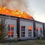 В Рубцовске крупный пожар произошел в административном здании РЖД. Фото и видео