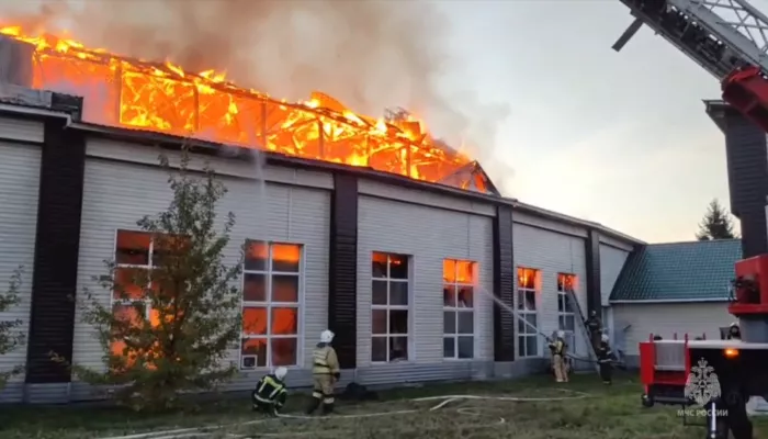 В Рубцовске крупный пожар произошел в административном здании РЖД. Фото и видео