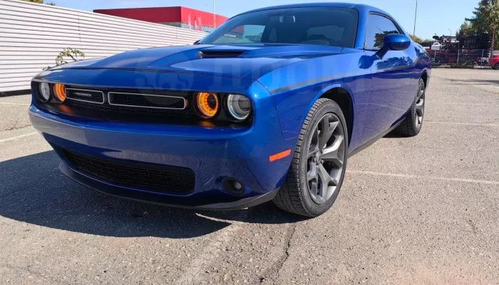 Синий Dodge Challenger продают в Барнауле почти за 3,5 млн рублей