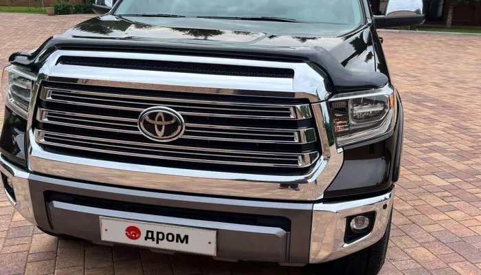 В Барнауле за 8 млн продают автомобиль Toyota Tundra, у которого почти 400 лошадок