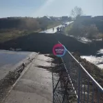 В Алтайском крае мощный поток воды прорвался через дамбу в одном из районов