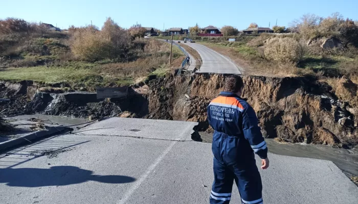 По факту прорыва дамбы в Шелаболихе завели уголовное дело