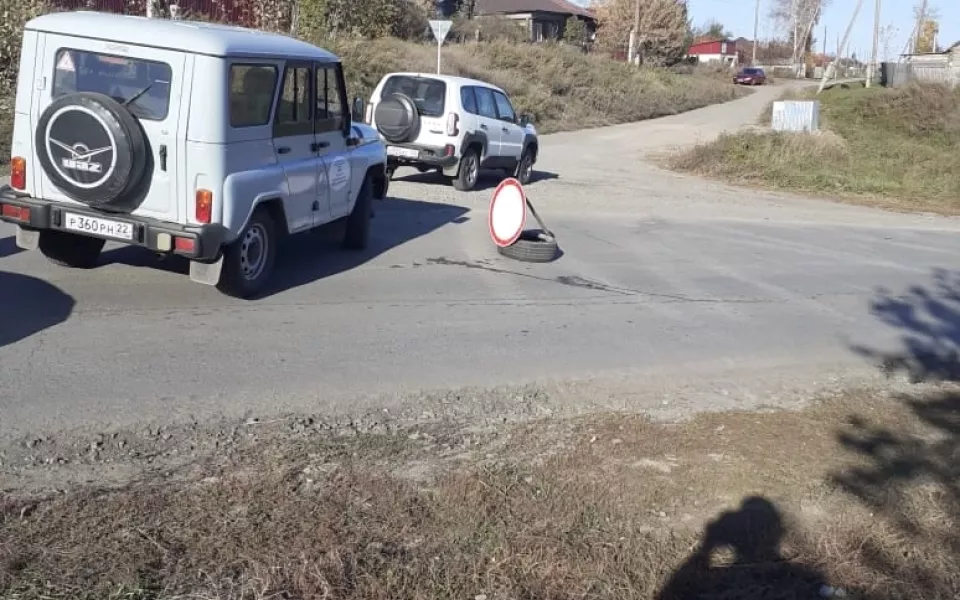 На месте разрушенной дамбы в Шелаболихе дежурят экстренные службы