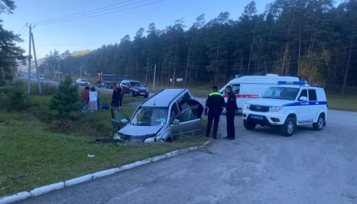 На алтайской трассе слетел в яму Nissan с 23-летней девушкой