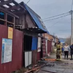 В алтайском селе вспыхнул торговый киоск. Видео с места пожара