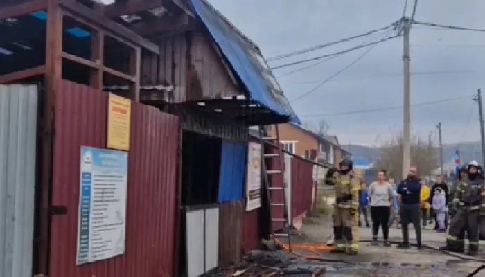 В алтайском селе вспыхнул торговый киоск. Видео с места пожара