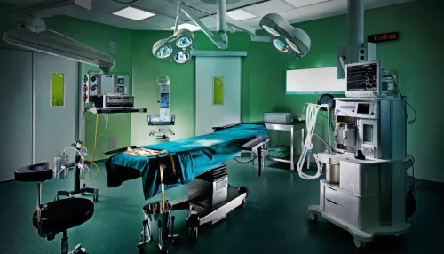 Сибирские хирурги удалили пациентке гигантскую опухоль