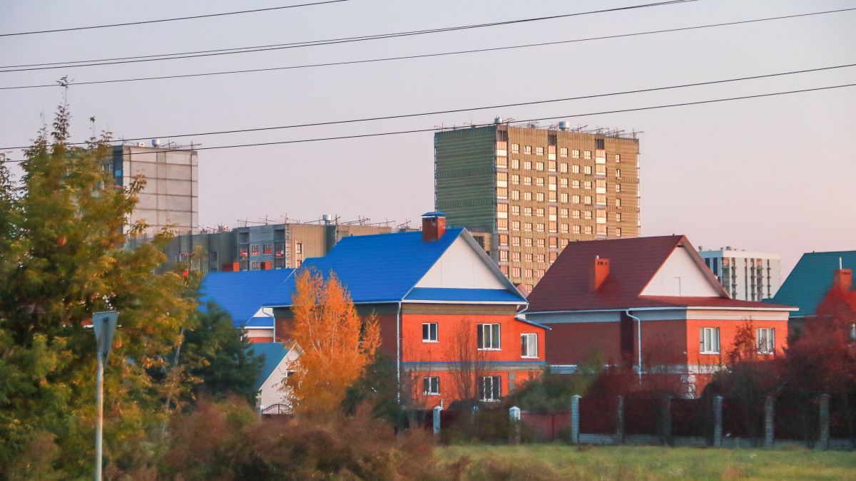 Улицы поселка Солнечная поляна в Барнауле. Октябрь 2024 года