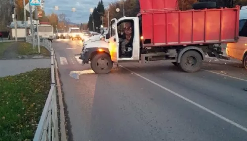 В Горно-Алтайске столкнулись грузовик и автобус. Пострадал 48-летний пассажир