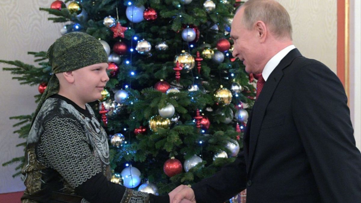 Путин исполнил мечту мальчика, пожав ему руку 