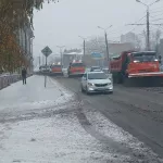 В Барнауле дорожники продолжают устранять последствия ледяного дождя