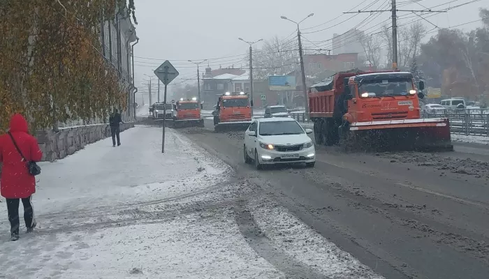 В Барнауле дорожники продолжают устранять последствия ледяного дождя