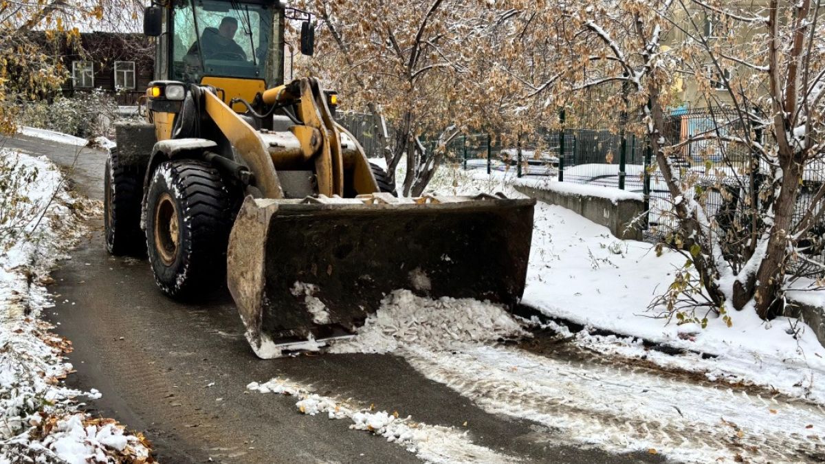 Уборка улиц от снега в Барнауле