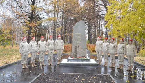 В Барнауле отреставрировали Памятный камень вдовам погибших участников ВОВ