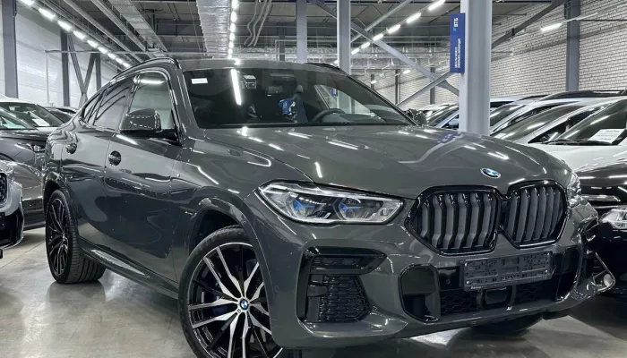 BMW X6 в эксклюзивном цвете продают в Барнауле за 14,5 млн рублей