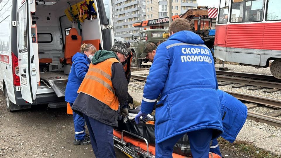 В Бийске медики скорой помощи достали мужчину из под трамвая