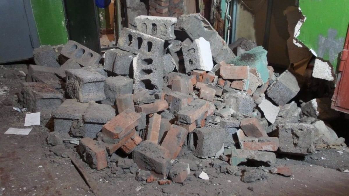 Часть четырехэтажного офисного здания рухнула в Новочеркасске