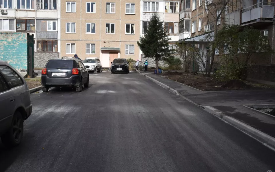 В Барнауле депутаты БГД проверили благоустройство двора многоквартирного дома