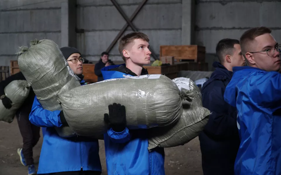 60 тонн помощи алтайским бойцам отправили на передовую Единая Россия и волонтеры