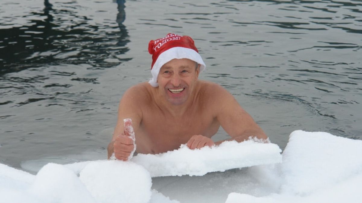 Массовые купания в проруби проходят 7 января в Барнауле