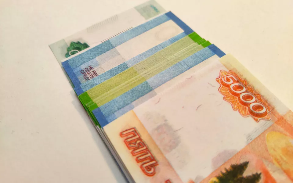 В Республике Алтай двое мужчин вскрыли Lexus и похитили из него 138 тысяч рублей