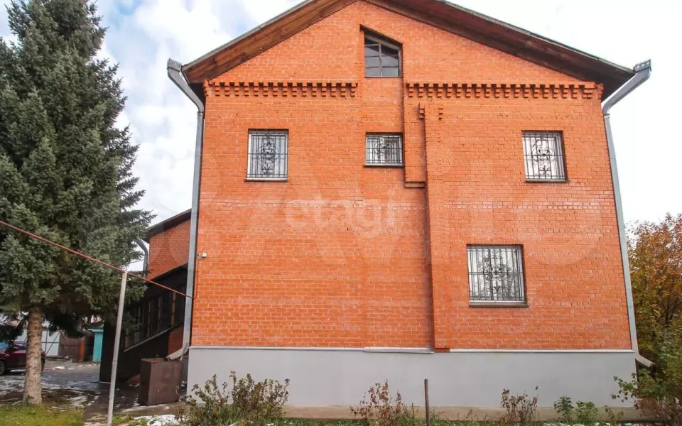 Олицетворение уюта: коттедж в элитном барнаульском поселке продают за 20 млн рублей