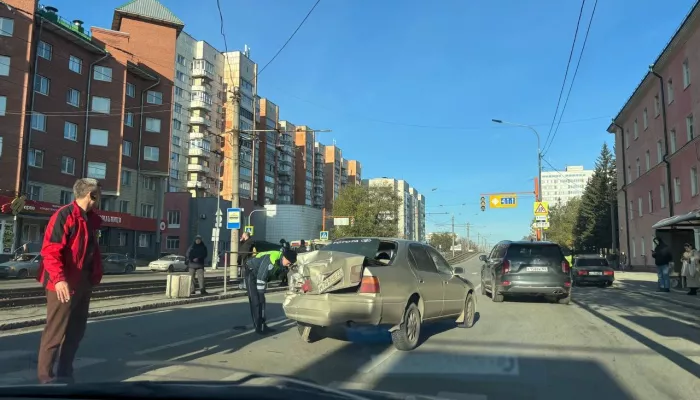 Междугородний автобус столкнулся с легковушкой в Барнауле