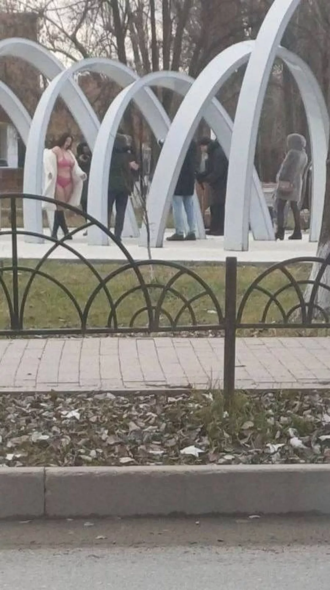 Раздевание на публике фото