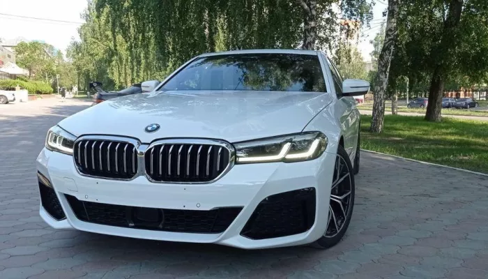 Заднеприводный BMW с 250 лошадками продают за 6 млн рублей в Барнауле. Фото