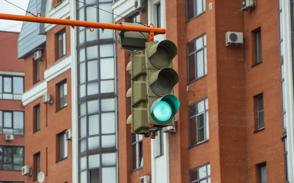На одной из ключевых магистралей Барнаула 30 июля светофоры могут временно погаснуть