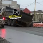 В Барнауле грузовик провалился в дыру в асфальте на улице Малахова