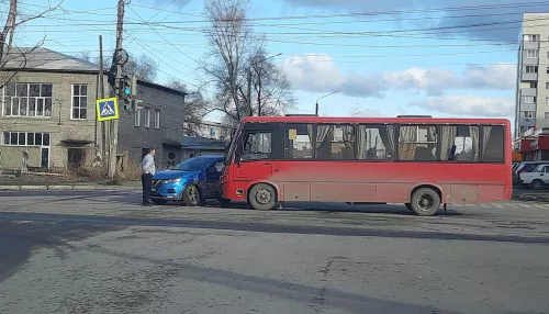 Водитель автобуса проехал на красный и врезался в легковушку в Бийске