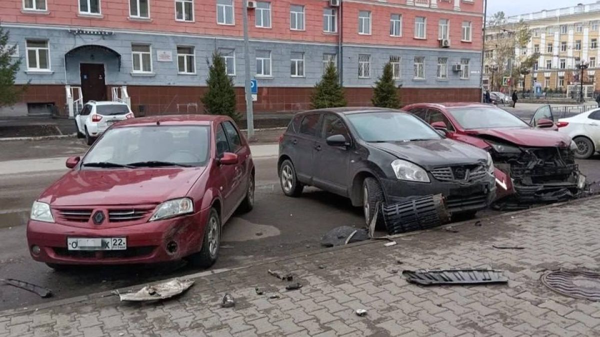 ДТП с четырьмя машинами на парковке в Барнауле