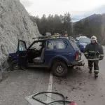 В Горном Алтае автомобиль врезался в скалу. Фото с места аварии