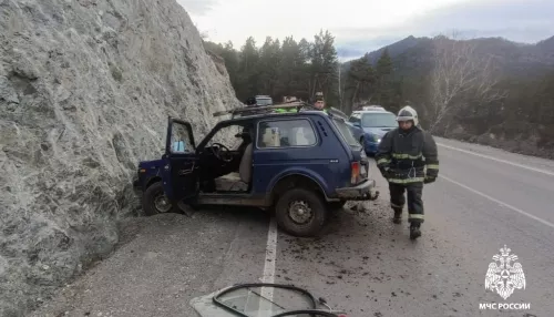 В Горном Алтае автомобиль врезался в скалу. Фото с места аварии