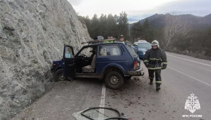 В Горном Алтае автомобиль врезался в скалу. Фото с места аварии