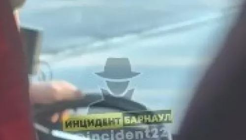 Очевидцы обвинили барнаульского водителя в попытке высадить беременную из автобуса