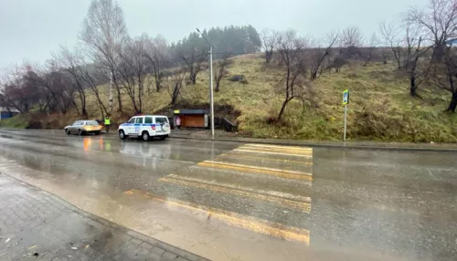 В Горно-Алтайске Nissan сбил 66-летнего мужчину. Фото с места ДТП