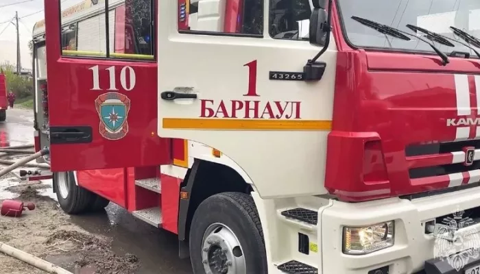 В барнаульском поселке Центральном загорелся деревянный жилой дом