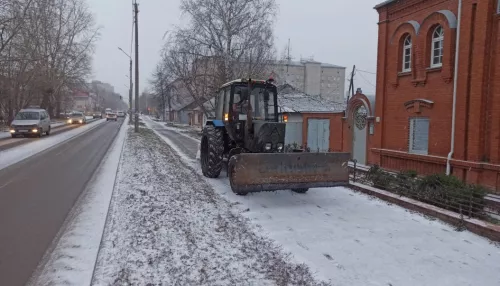 Более 50 единиц снегоуборочной техники вышло на улицы Барнаула