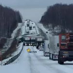 Движение на трассе в Кемеровской области перекрыли из-за столкновения 18 машин. Видео