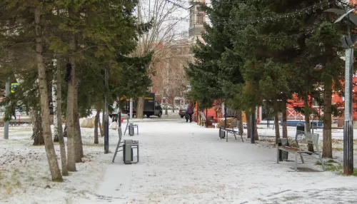 Снег засыпает хмурый Барнаул после урагана. Фоторепортаж