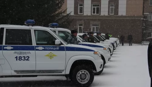 Алтайским полицейским выдали новые служебные автомобили. Фото